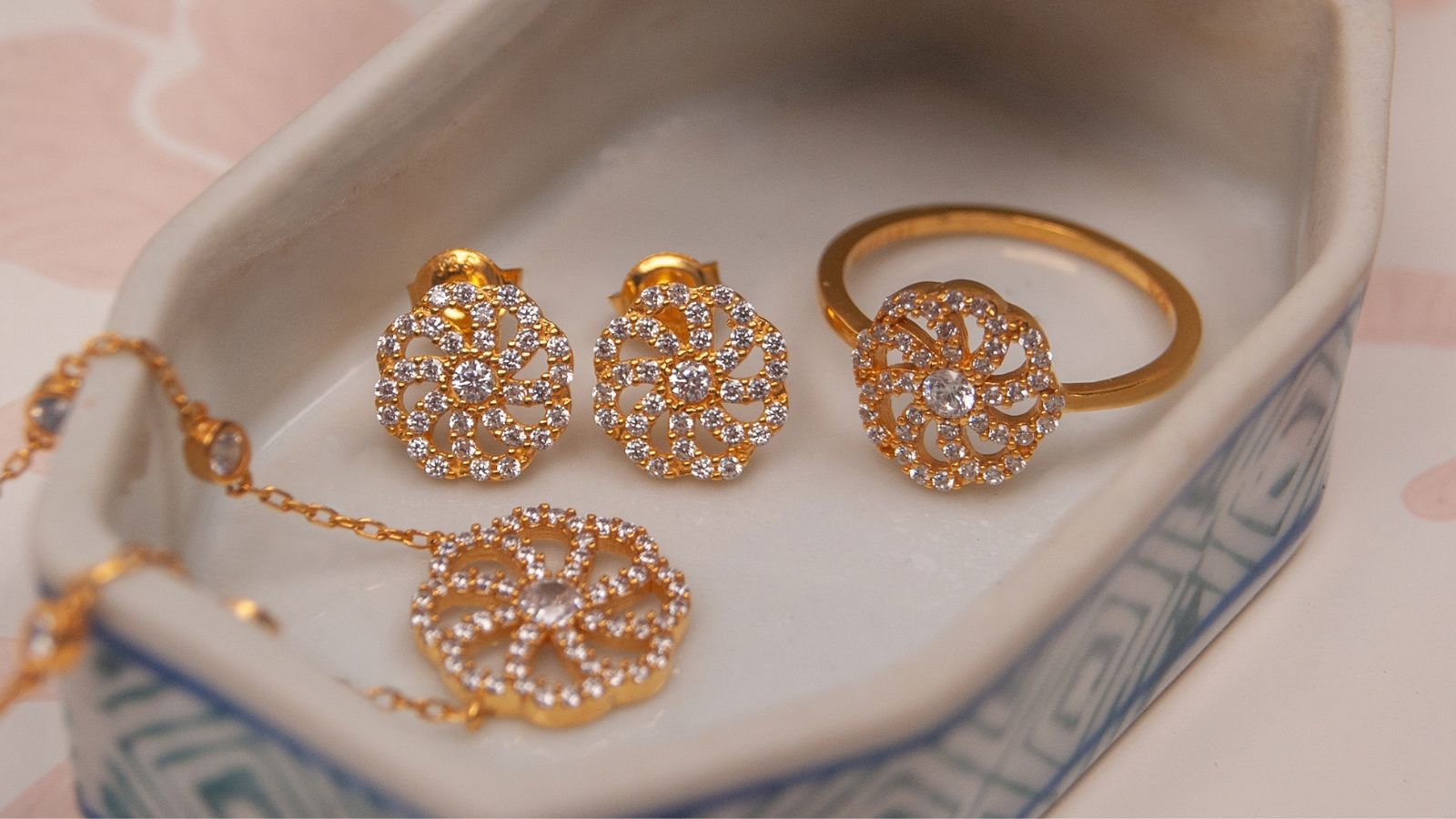 Bijoux or 18 carats